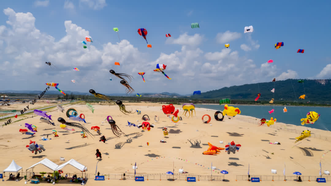 柬埔寨首届国际风筝节万人到场圆满落幕