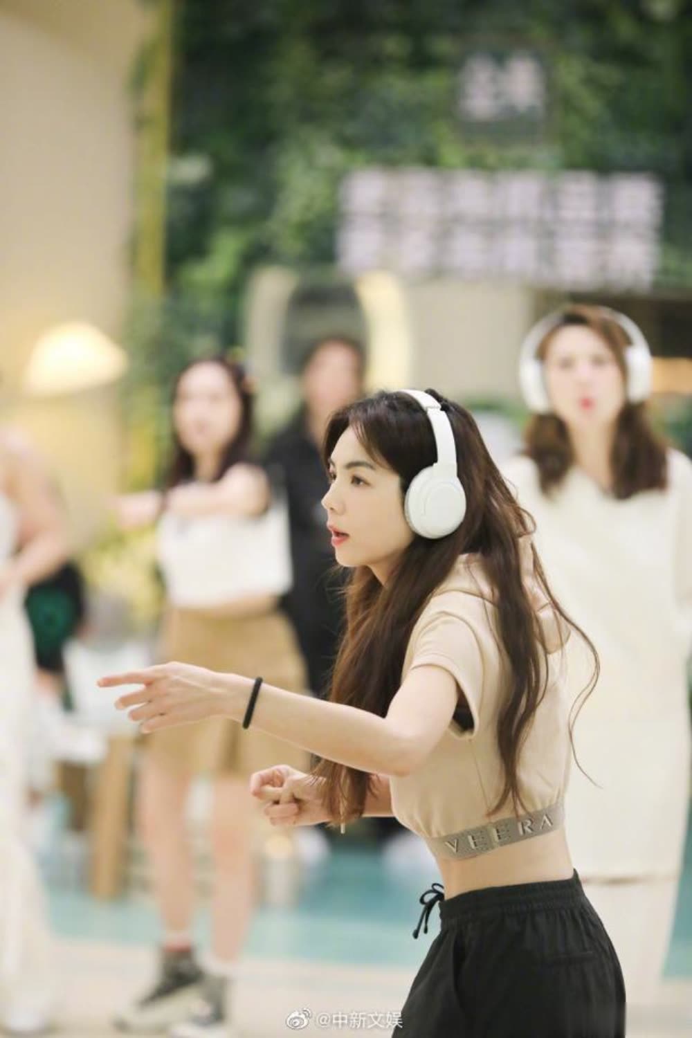 Ella自曝童年被侵犯过，出道后还被性骚扰- TNAOT